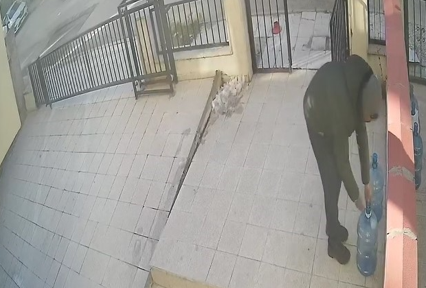 Eskişehir’de bir apartmanın önünde duran damacanaya asılı su parasının çalındığı