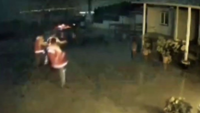 Hatay’da deprem anında vatandaşların ayakta durmakta güçlük çektiği anlara ait