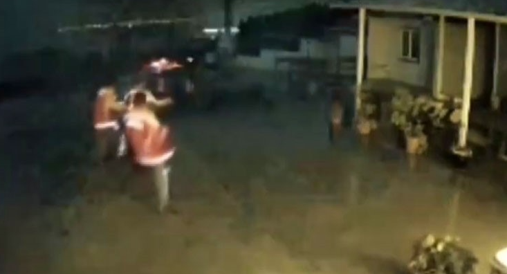 Hatay’da deprem anında vatandaşların ayakta durmakta güçlük çektiği anlara ait