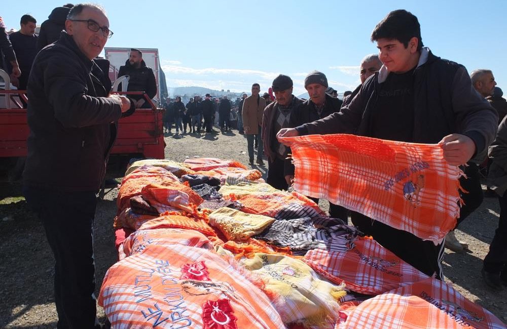 Deveci aksesuarı geçim kaynağı oldu Burhaniye’de, düzenlenen Deve Güreşlerinde tezgah açan Mehmet Karacaoğlu’nın sattığı deveci