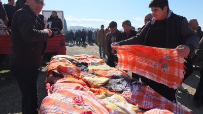 Burhaniye’de, düzenlenen Deve Güreşlerinde tezgah açan Mehmet Karacaoğlu’nın sattığı deveci