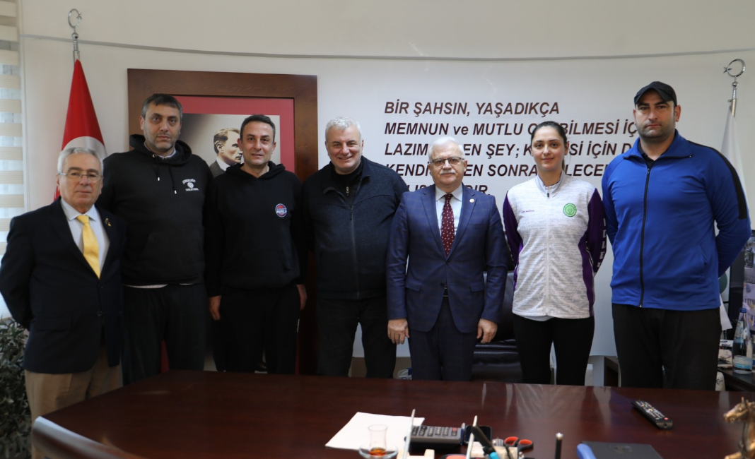 Deveciler: “Burhaniye’de spora ve sporcuya verilen değeri arttıracağız” Burhaniye Belediyesi 2. Voleybol Turnuvası’na katılan takımlar Burhaniye Belediye Başkanı