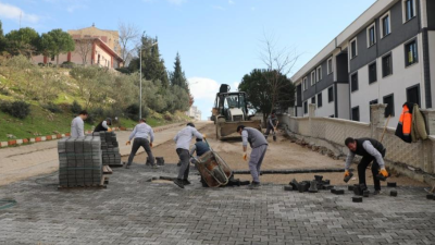 Edremit Belediyesi kent genelinde yol yapım ve çalışmalarına devam ediyor.