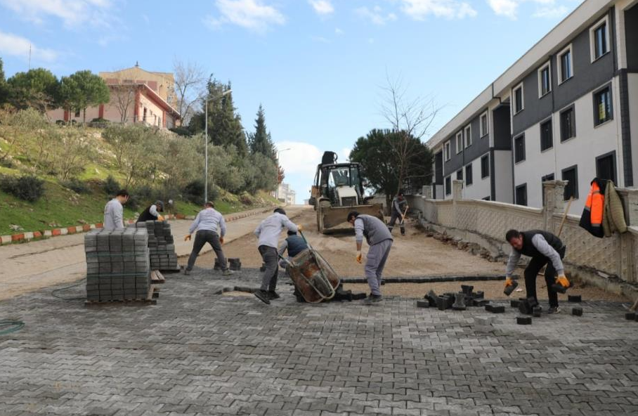 Edremit Belediyesi kent genelinde yol yapım ve çalışmalarına devam ediyor.