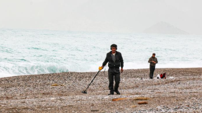 Antalya’nın dünyaca ünlü Konyaaltı sahili şiddetli yağış ve fırtınanın ardından