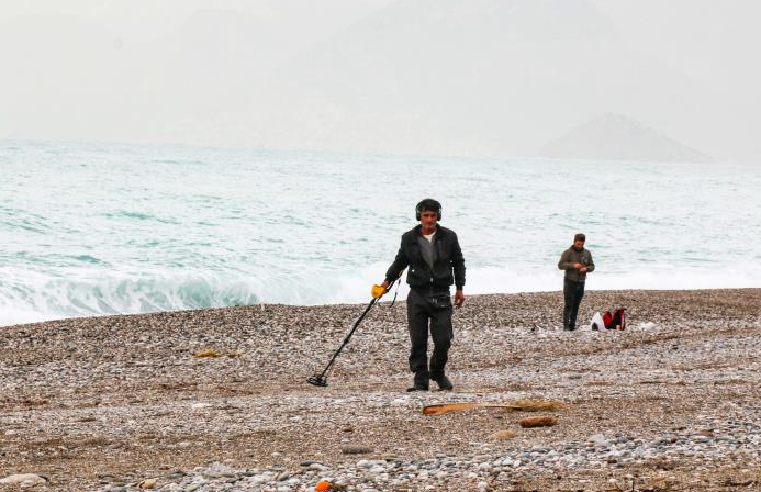 Antalya’nın dünyaca ünlü Konyaaltı sahili şiddetli yağış ve fırtınanın ardından