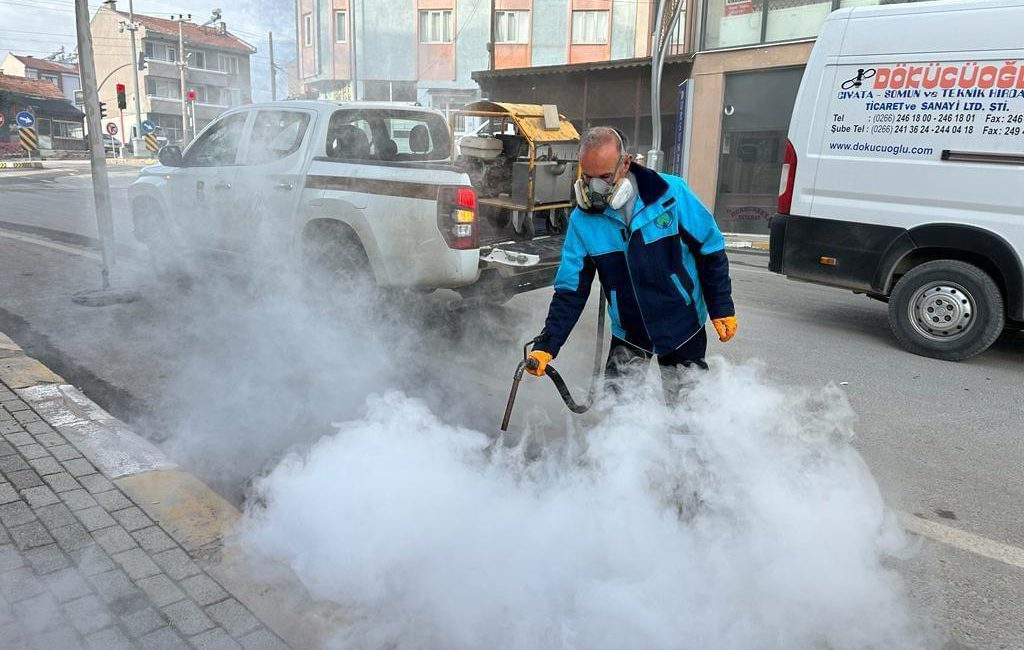 Dursunbey’de larva ile mücadele başladı Yaz aylarında artış gösteren larvaların temizlenmesi amacıyla Dursunbey’de kanal sisleme