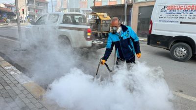 Yaz aylarında artış gösteren larvaların temizlenmesi amacıyla Dursunbey’de kanal sisleme