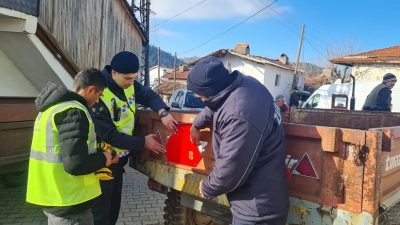 Dursunbey’de, bölgedeki traktör sürücülerinin güvenliği için reflektör uygulaması gerçekleştirildi.Dursunbey İlçe