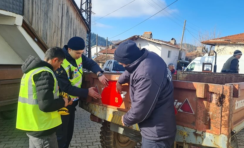 Dursunbey’de, bölgedeki traktör sürücülerinin güvenliği için reflektör uygulaması gerçekleştirildi.Dursunbey İlçe