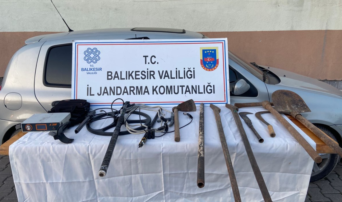 Dursunbey’de tarihi eser kaçakçılarına suçüstü Dursunbey’de kültür ve tabiat varlıkları kaçakçılığına yönelik yapılan operasyonda 4