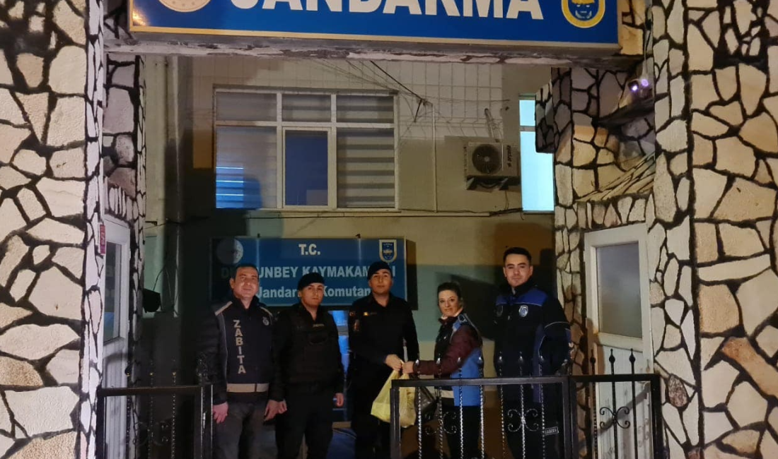 Dursunbey’de yılbaşında görevli kamu personellerine hediye Dursunbey Belediyesi, yılı görevi başında karşılayan kamu personellerine yeni yıl