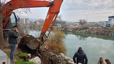 Edremit’te belediye ekipleri yaşanan olumsuz hava koşulları nedeniyle oluşabilecek su
