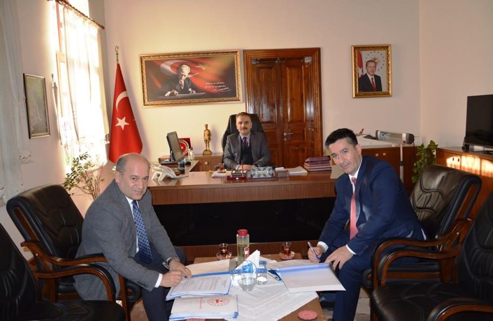 Edremit TDİOSB, seracılık yatırımlarında bölgenin üretim üssü oluyor Mikroklima özelliği ile birçok ürünün yetişebildiği Edremit ilçesinde jeotermal kaynaklı