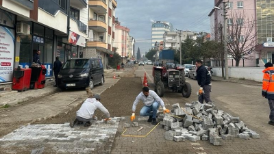 Edremit Belediye ekipleri doğalgaz çalışmalarının ardından bozulan yolların tamirine devam