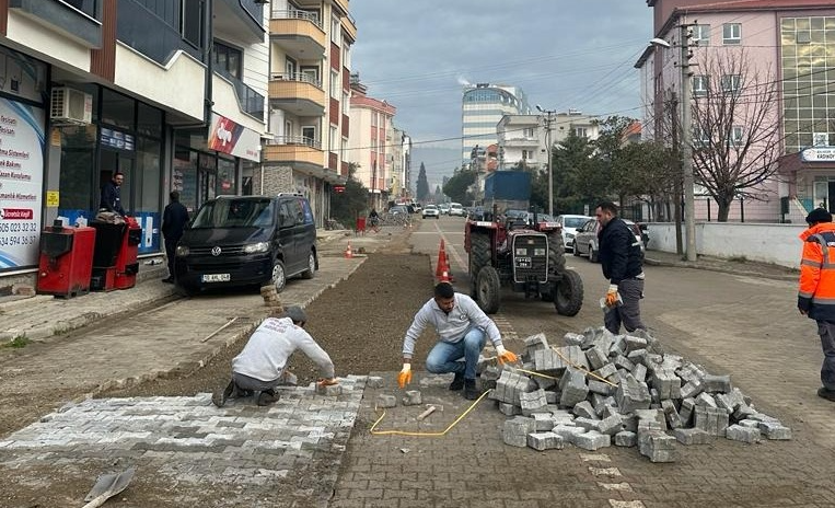 Edremit’te bozulan yolların tamiri devam ediyor Edremit Belediye ekipleri doğalgaz çalışmalarının ardından bozulan yolların tamirine devam
