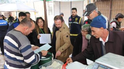 Edremit Belediyesi Zabıta ekipleri, pazar tezgâhlarını gezerek denetim çalışması gerçekleştirdi.Edremit