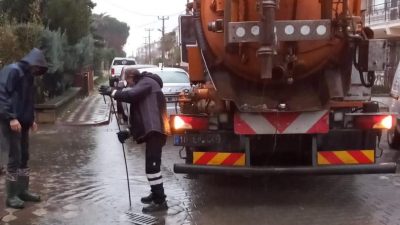 Edremit’te yağışlar nedeniyle oluşabilecek olumsuzlukları önlemek amacıyla belediye ekipleri tarafından