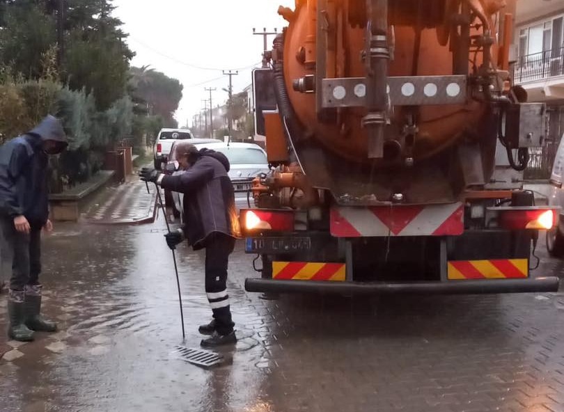 Edremit’te yağışlar nedeniyle oluşabilecek olumsuzlukları önlemek amacıyla belediye ekipleri tarafından