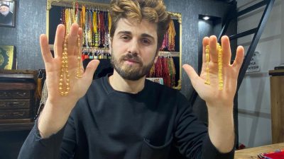 Elazığ’da bir tespih dükkanında satışa çıkan altın tespihler büyük ilgi