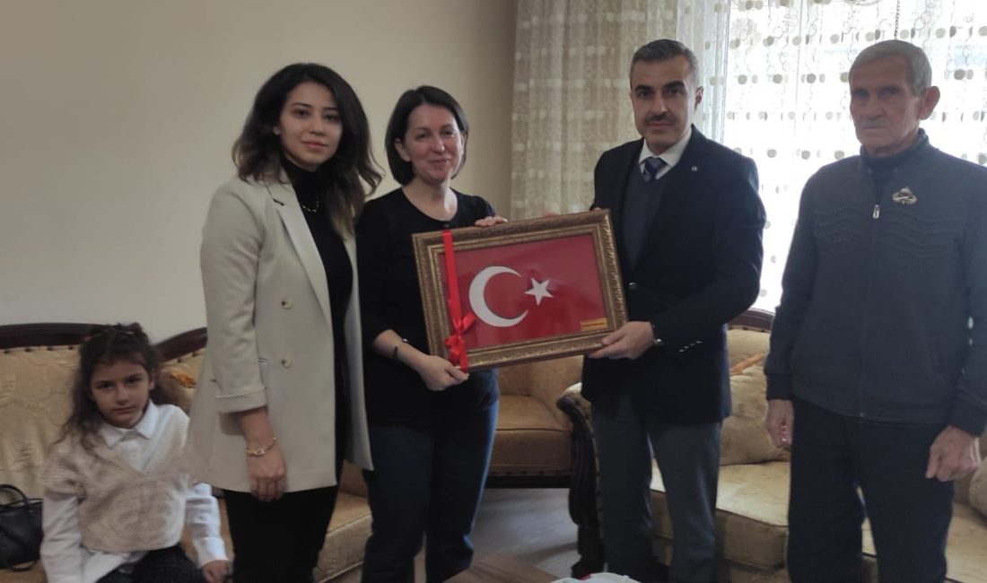 Erdek Kaymakamı Atasoy, şehit ailesinin yanında Erdek Kaymakamı Atakan Atasoy, eşi ile birlikte Erdekli Şehit Bahadır