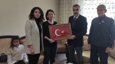 Erdek Kaymakamı Atakan Atasoy, eşi ile birlikte Erdekli Şehit Bahadır