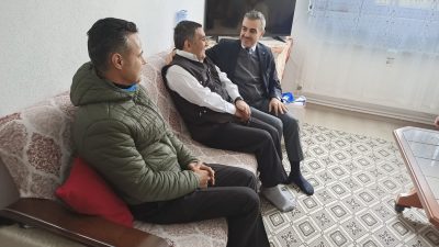 Erdek Kaymakamı Atakan Atasoy, Erdek’te görme engelli vatandaşlar ile bir