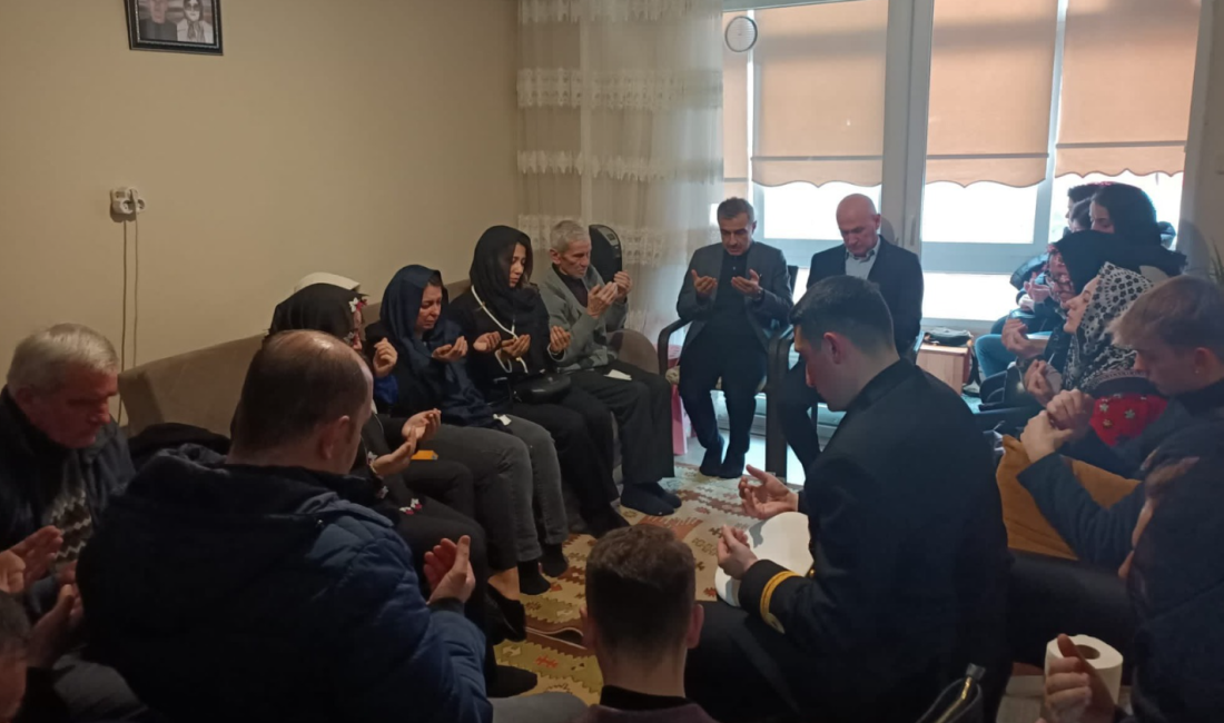 Kaymakam Atakan Atasoy, Erdekli Şehit Bahadır Canbulat’ın ailesine taziye ziyaretinde