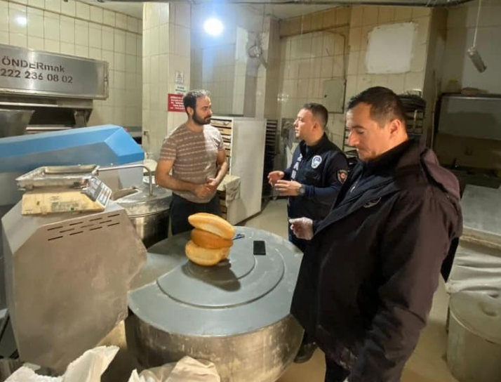 Erdek Zabıtası’ndan fırınlara denetim Erdek Belediyesi, Erdek’te hizmet veren unlu mamül üretim yerleri ve
