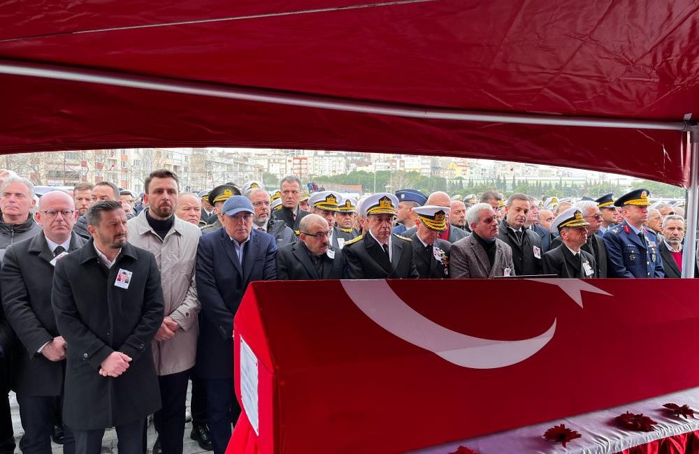 Erdek, denizci şehidine ağladı Muğla Marmaris’te gerçekleştirilen Denizkurdu Tatbikatı sırasında fenalaşarak şehit olan TCG