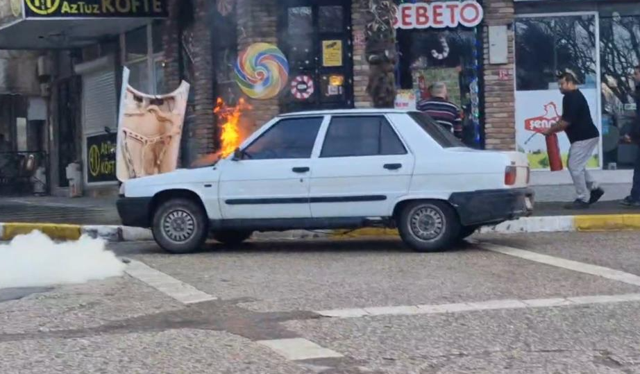 Erdek’te bir araçta elektrik kontağı sebebiyle çıkan yangın esnafın müdahalesiyle