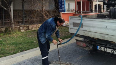 Sıcak havalarda artış gösteren larvalara karşı Erdek Belediyesi Sağlık İşleri