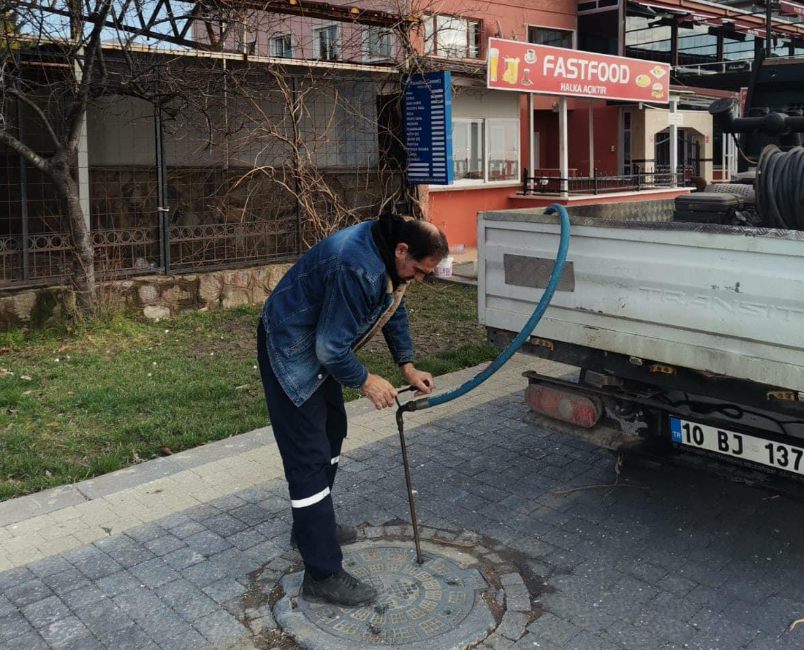 Sıcak havalarda artış gösteren larvalara karşı Erdek Belediyesi Sağlık İşleri