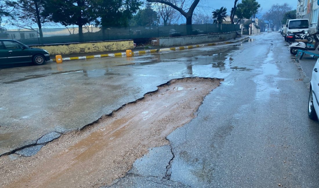 Erdek’te o çukur sürücülere zor anlar yaşattı Erdek’te bir cadde üzerinde oluşan derin çukur nedeniyle zor anlar