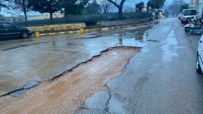 Erdek’te bir cadde üzerinde oluşan derin çukur nedeniyle zor anlar