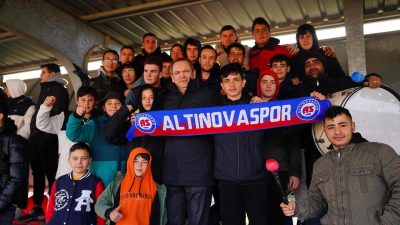 Ayvalık Belediye Başkanı Mesut Ergin, Altınova’da yapılan karşılaşmada Ayvalık’ın takımlarını