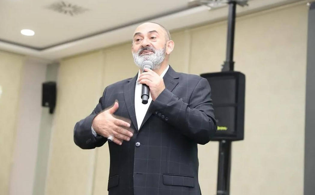 Erzincanlı Kepsutlularla buluştu Kepsut’ta gerçekleştirilen vefa buluşmalarında oyuncu, şair ve sanatçı Dursun Ali
