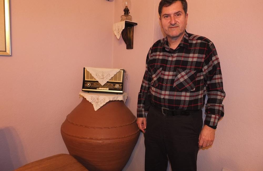 Eski yağ küpleri mekanlara süs oldu Burhaniye’de, eski yıllarda zeytinyağı depolanan yağ küpleri mekanlara süs oldu.