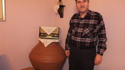 Burhaniye’de, eski yıllarda zeytinyağı depolanan yağ küpleri mekanlara süs oldu.