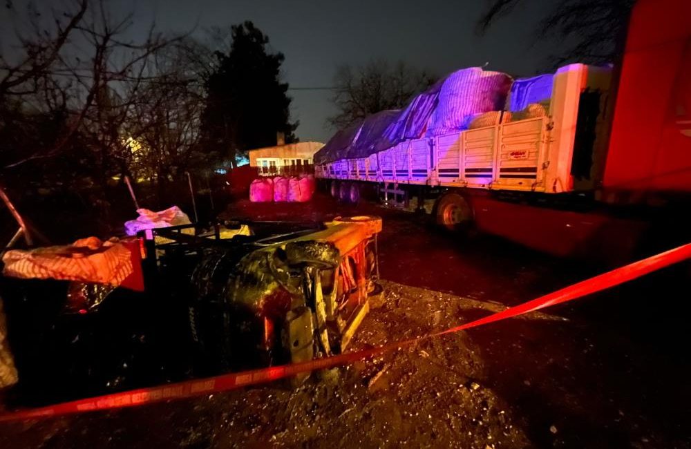 Bursa’da forklift ile tıra patates çuvalı yükleyen işçi, kullandığı forkliftin