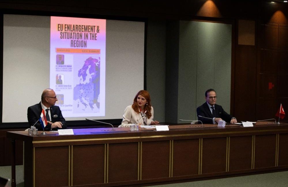 Ankara’da Cumhurbaşkanlığı Millet Kütüphanesi’nde düzenlenen panelde Avrupa Birliği’nin geleceği ve
