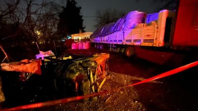 Bursa’da forklift ile tıra patates çuvalı yükleyen işçi, kullandığı forkliftin