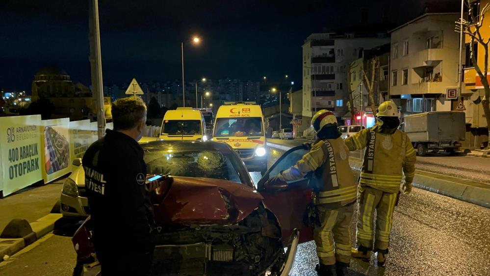  Arnavutköy’de gece saatlerinde seyir halindeki otomobilin sürücüsü kontrolünü kaybederek önce