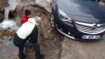 Bolu’da Abant Gölü Milli Parkına gelen ailenin içinde bulunduğu otomobil,