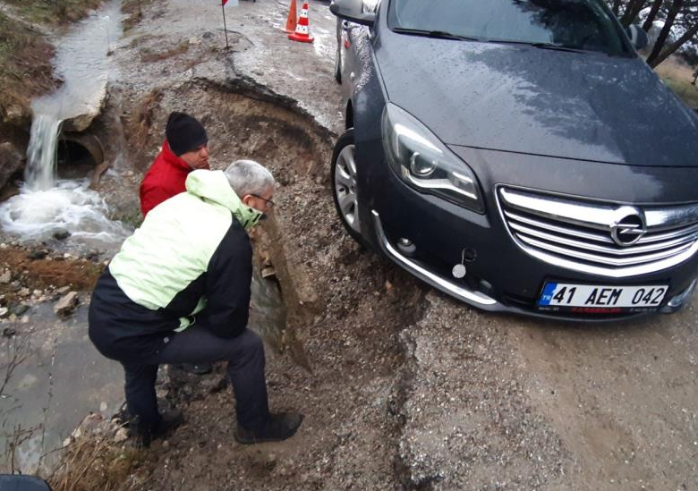Bolu’da Abant Gölü Milli Parkına gelen ailenin içinde bulunduğu otomobil,