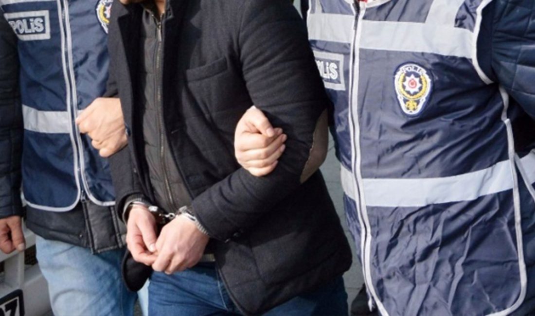 Firari FETÖ’cüye bilgi sızdıran polis tutuklandı FETÖ üyesi Cevheri Güven’in sosyal medyada yayımladığı resmi evrakları sızdırdığı