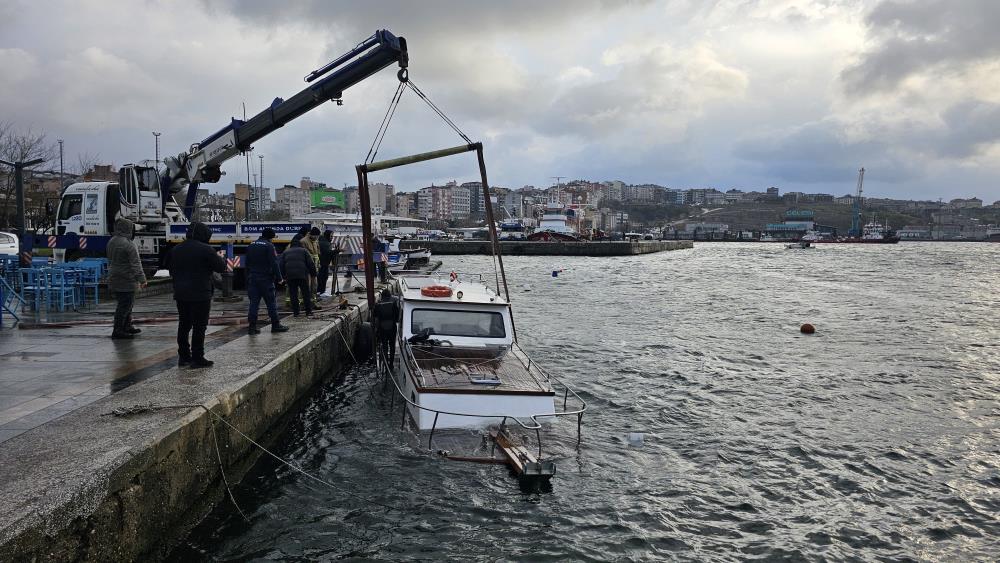 Fırtınada batan tekne vinç yardımıyla çıkarıldı Bandırma’da şiddetli fırtınada batan tekne vinç yardımıyla denizden çıkarıldı.Marmara Denizi’nde