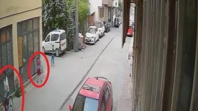 Bursa’da, arkadaşıyla evinin bulunduğu sokaktaki kaldırımda oturan 10 yaşındaki Trabzonspor
