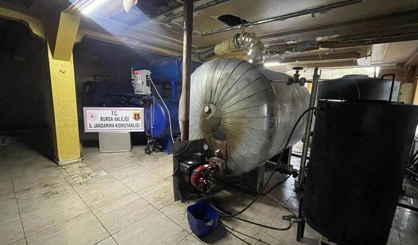 Bursa İl Jandarma Komutanlığı timleri, kaçak akaryakıt üretilen tesise düzenlediği