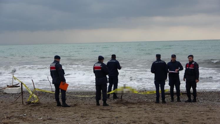Antalya’nın merkez Aksu ilçesinde bir otelin sahiline kimliği belirsiz erkek